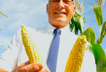 Ken stroud with maize cobs  300 listing